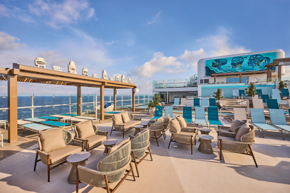 Deck des Kreuzfahrtschiffes Mein Schiff Relax mit vielen Liegestühlen und Sitzmöglichkeiten