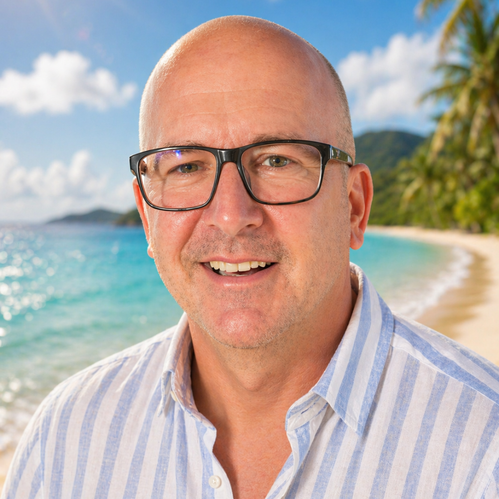 Carsten Heinz hellblau weis l&auml;ngsgestreiftes Leineshirt, Strandhintergrund