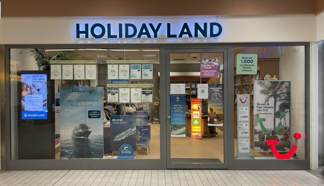 Eingang zum HolidayLand Reisebuero im Kaufland